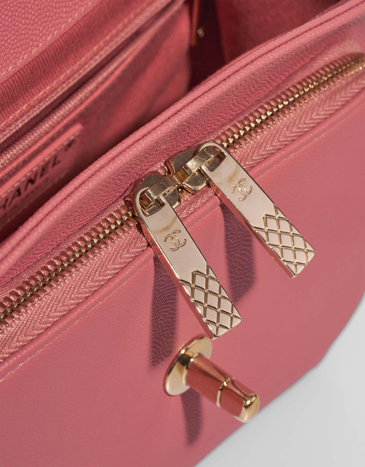 Chanel BusinessAffinity Medium PInk Closing System | Sell your designer bag on Saclab.com