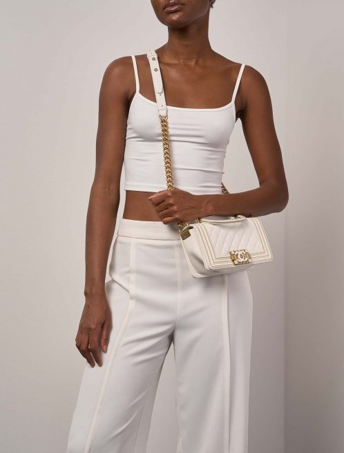 Chanel Boy Small Weiß-Gold Größen Getragen | Verkaufen Sie Ihre Designer-Tasche auf Saclab.com