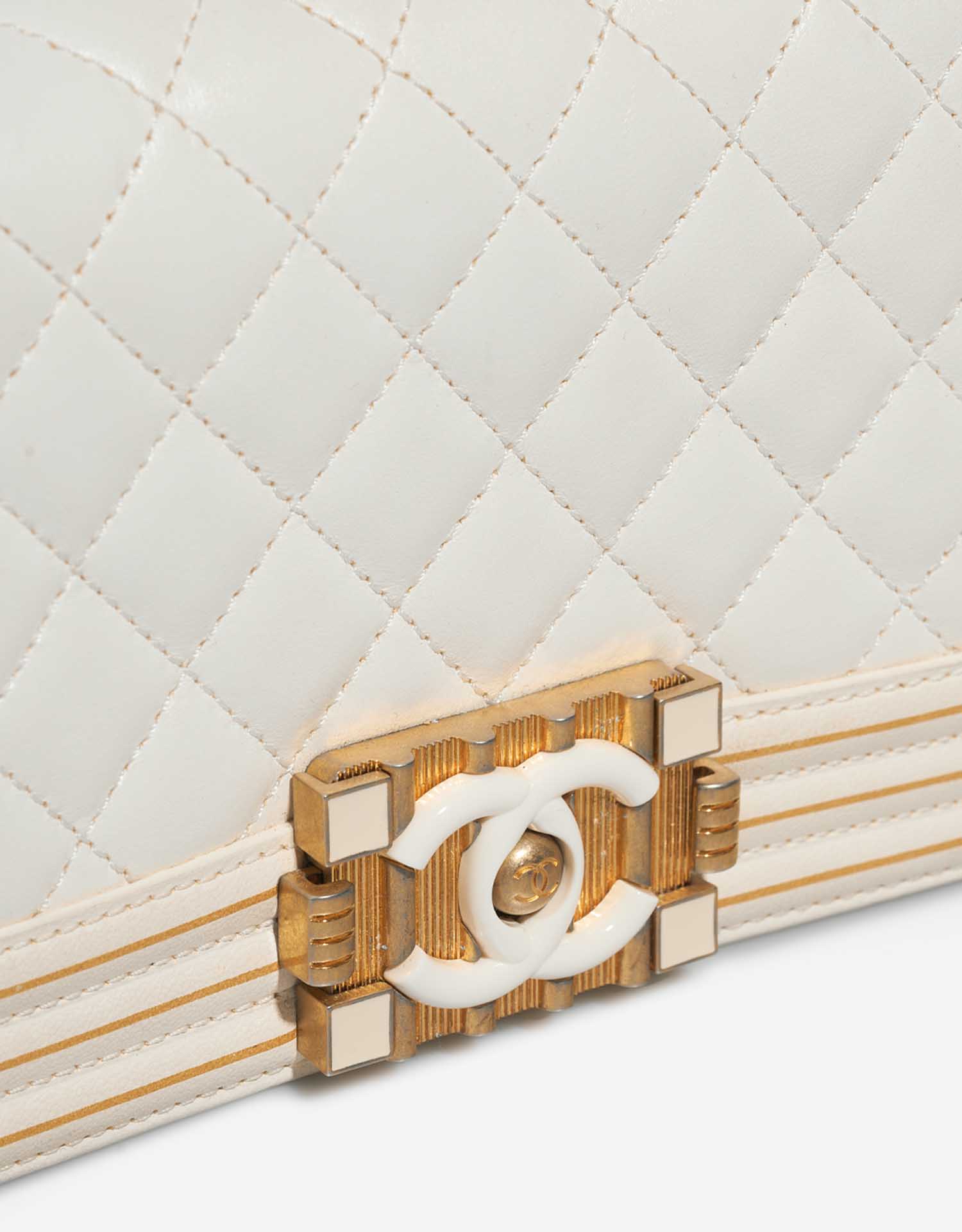Chanel Boy Small White-Gold Closing System  | Sell your designer bag on Saclab.com