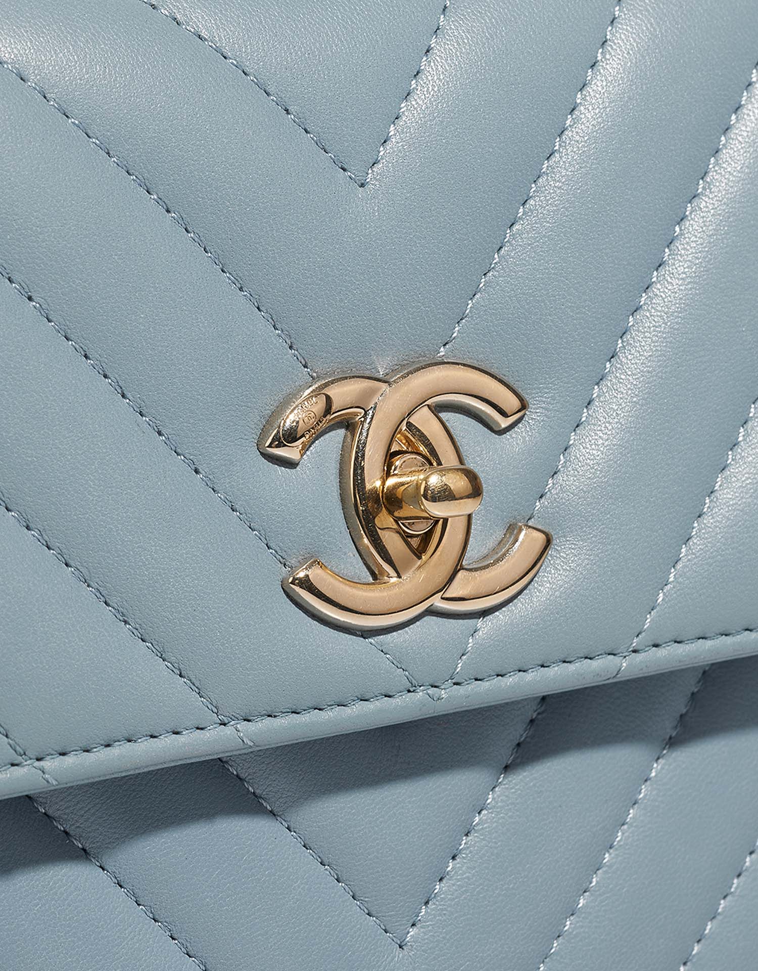 Chanel TrendyCC Medium Blue Closing System  | Sell your designer bag on Saclab.com