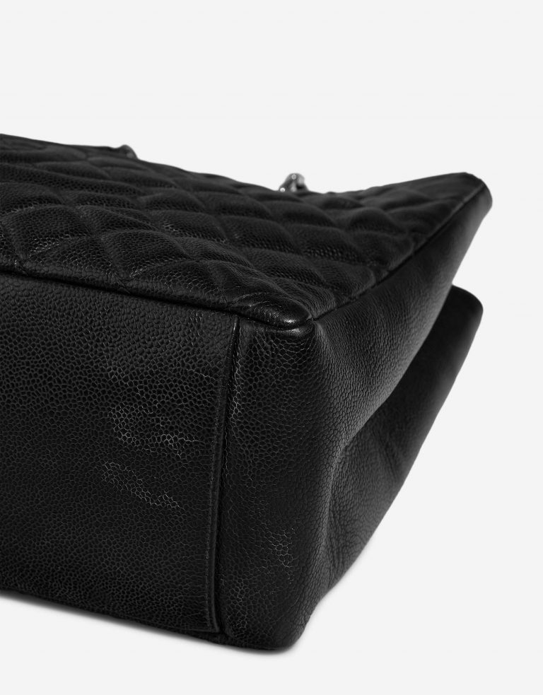 Chanel ShoppingTote Grande signs of wear | Sell your designer bag on Saclab.com