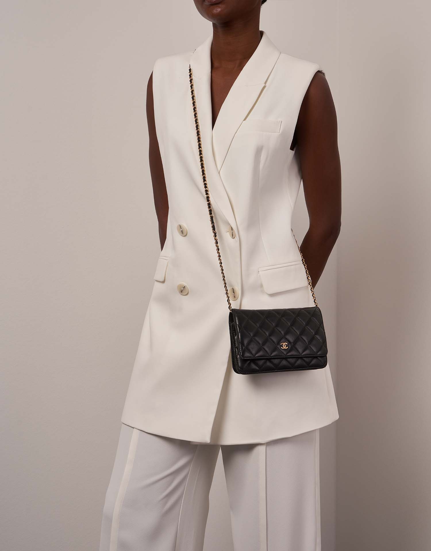 Chanel Timeless WalletOnChain Schwarz auf Model | Verkaufen Sie Ihre Designer-Tasche auf Saclab.com