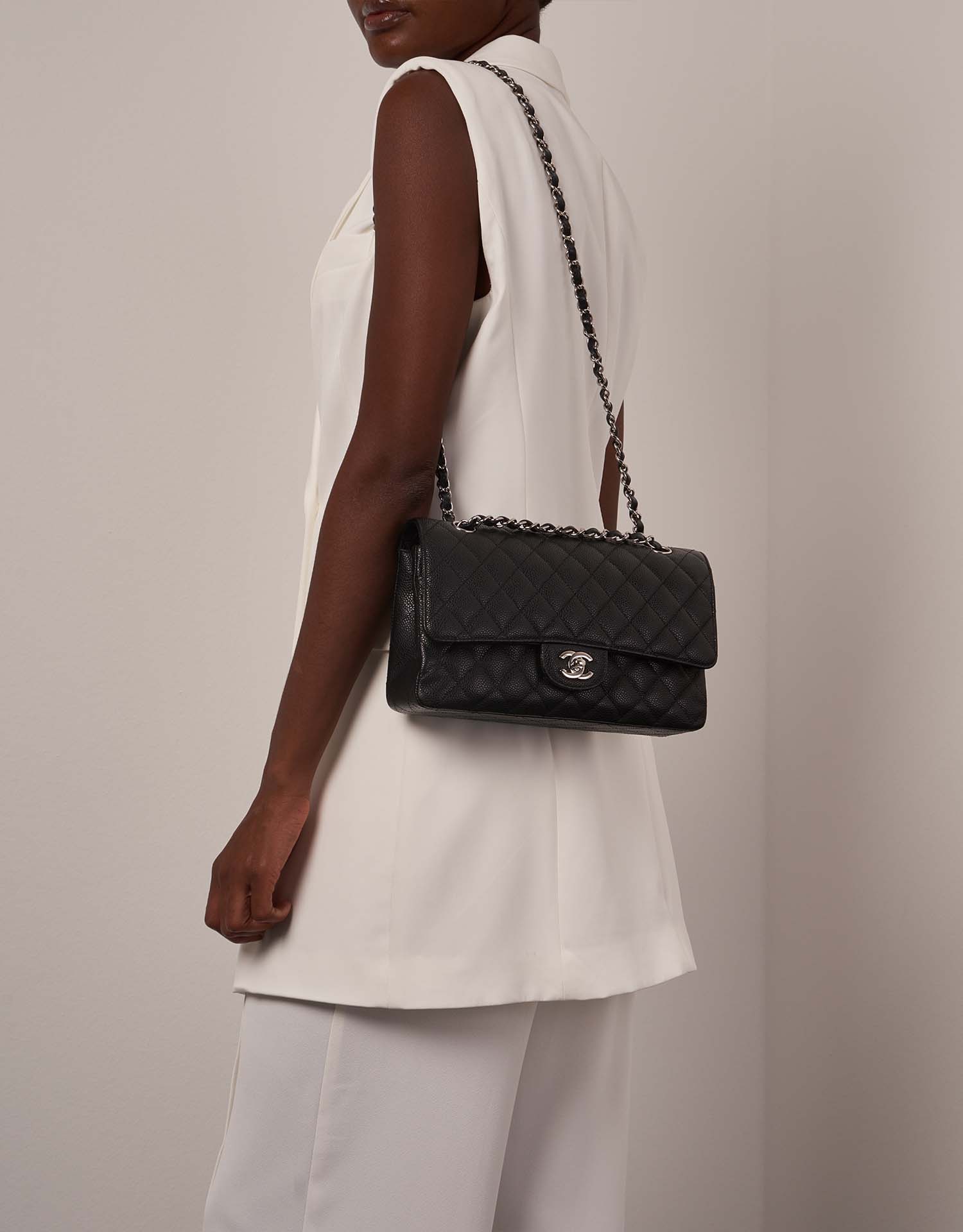 Chanel Timeless Medium Schwarz auf Model | Verkaufen Sie Ihre Designer-Tasche auf Saclab.com