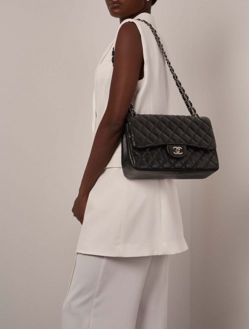 Chanel Timeless Jumbo Schwarz auf Model | Verkaufen Sie Ihre Designer-Tasche auf Saclab.com