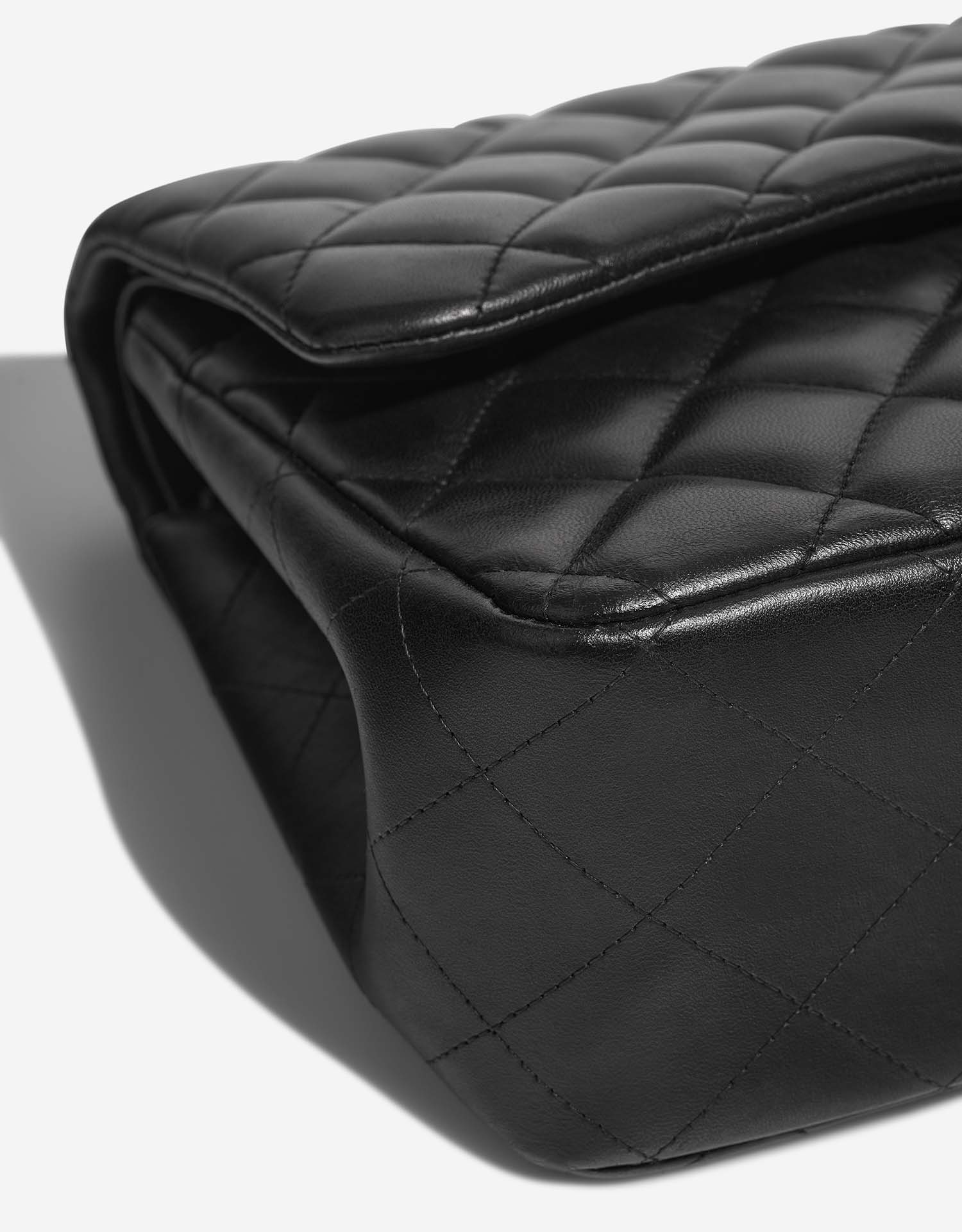 Chanel Timeless Jumbo Black signs of wear| Sell your designer bag on Saclab.com