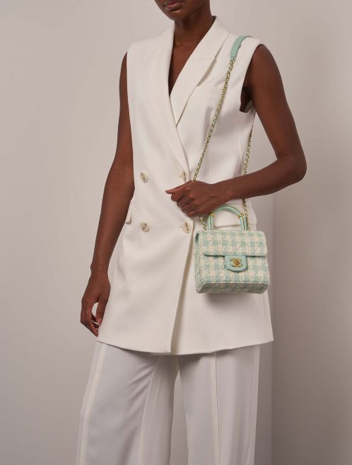 Chanel Timeless MiniSquare TiffanyBlue auf Model | Verkaufen Sie Ihre Designertasche auf Saclab.com