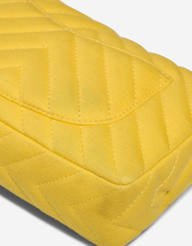 Chanel Timeless Medium Fabric Yellow Abnutzungserscheinungen | Verkaufen Sie Ihre Designer-Tasche