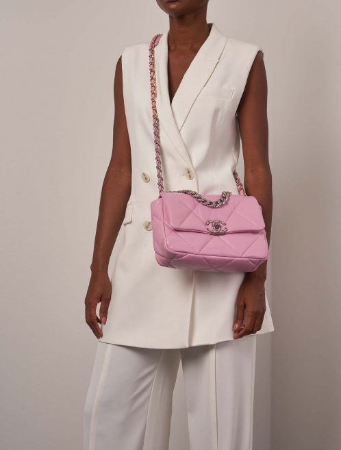 Chanel 19 Flapbag Pink on Model | Sell your designer bag on Saclab.com
