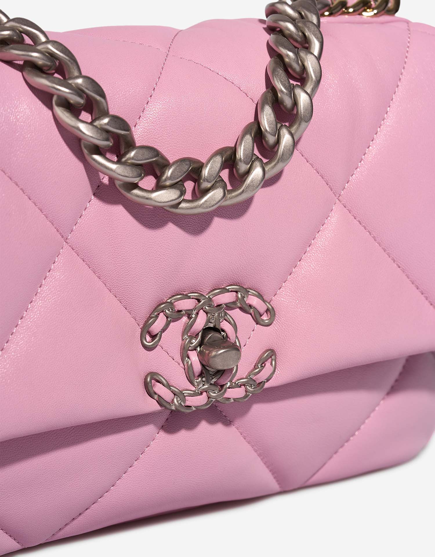 Chanel 19 Flapbag Pink Closing System  | Sell your designer bag on Saclab.com