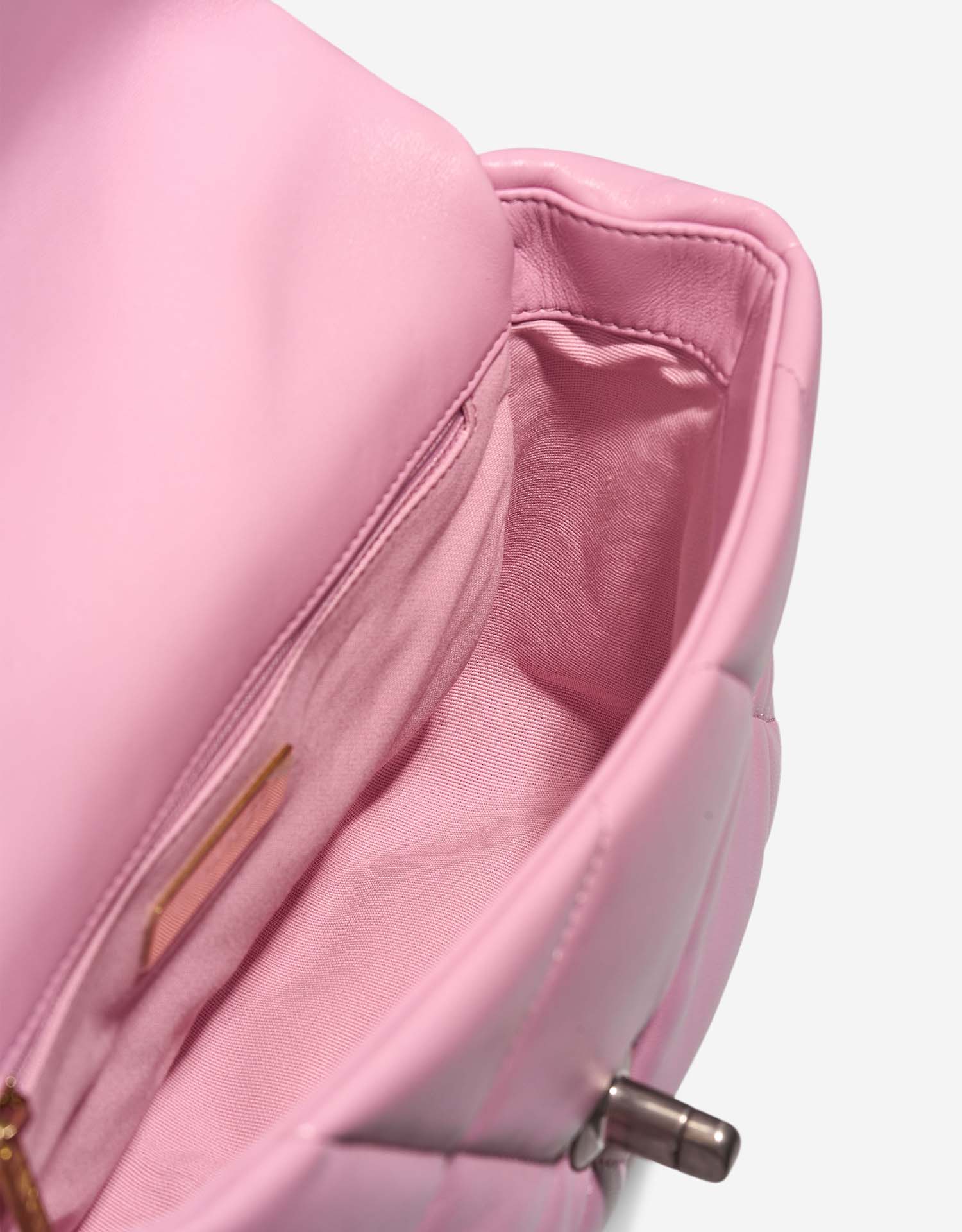 Chanel 19 Flapbag Pink Inside  | Sell your designer bag on Saclab.com