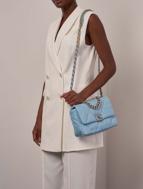 Chanel 19 Flapbag Lightblue on Model | Sell your designer bag on Saclab.com