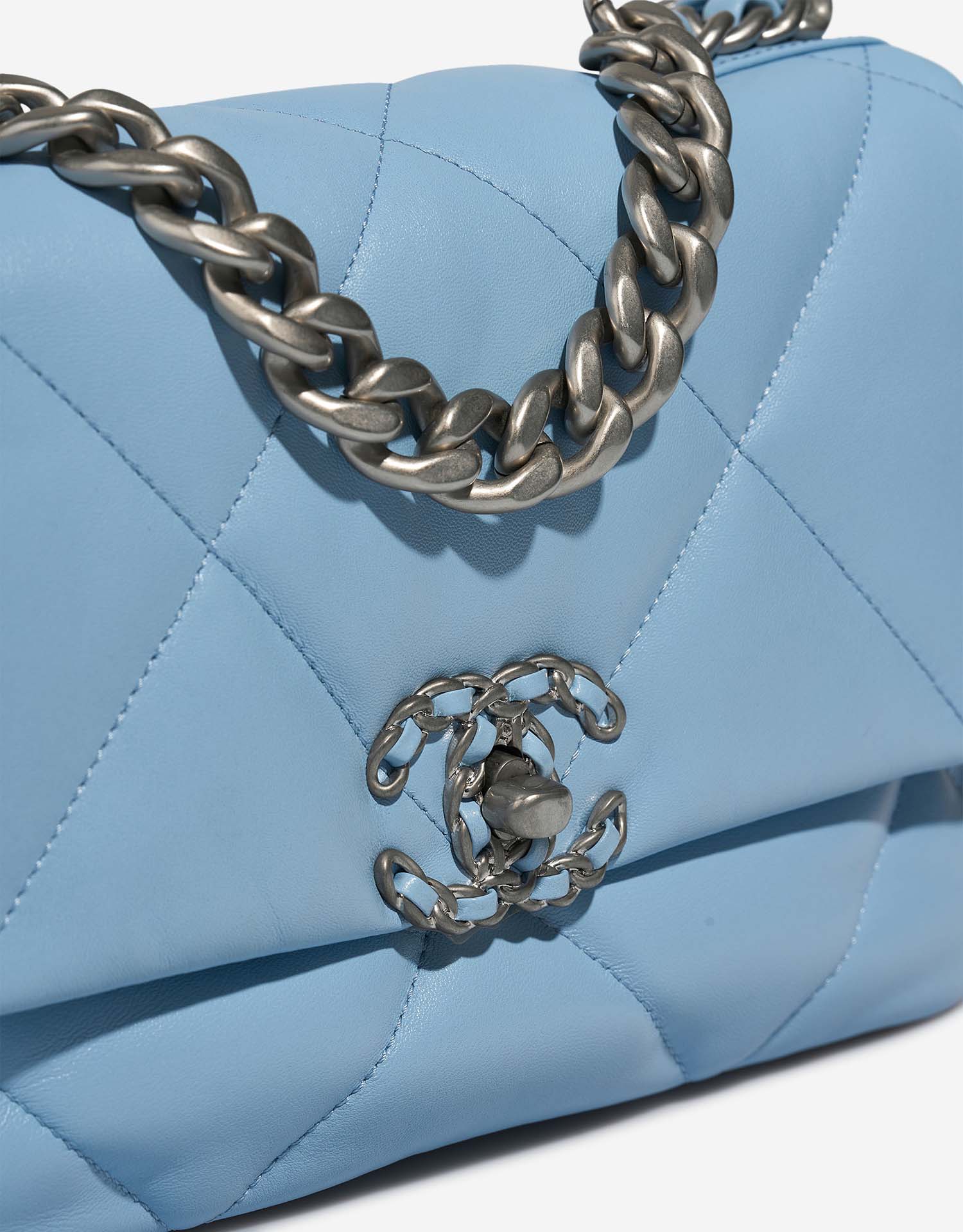 Chanel 19 Flapbag Lightblue Closing System  | Sell your designer bag on Saclab.com
