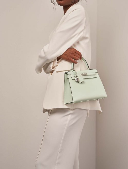 Hermès Kelly 25 VertFizz on Model | Sell your designer bag on Saclab.com