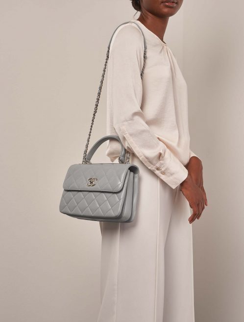 Chanel TrendyCC Medium LightGrey on Model | Sell your designer bag on Saclab.com