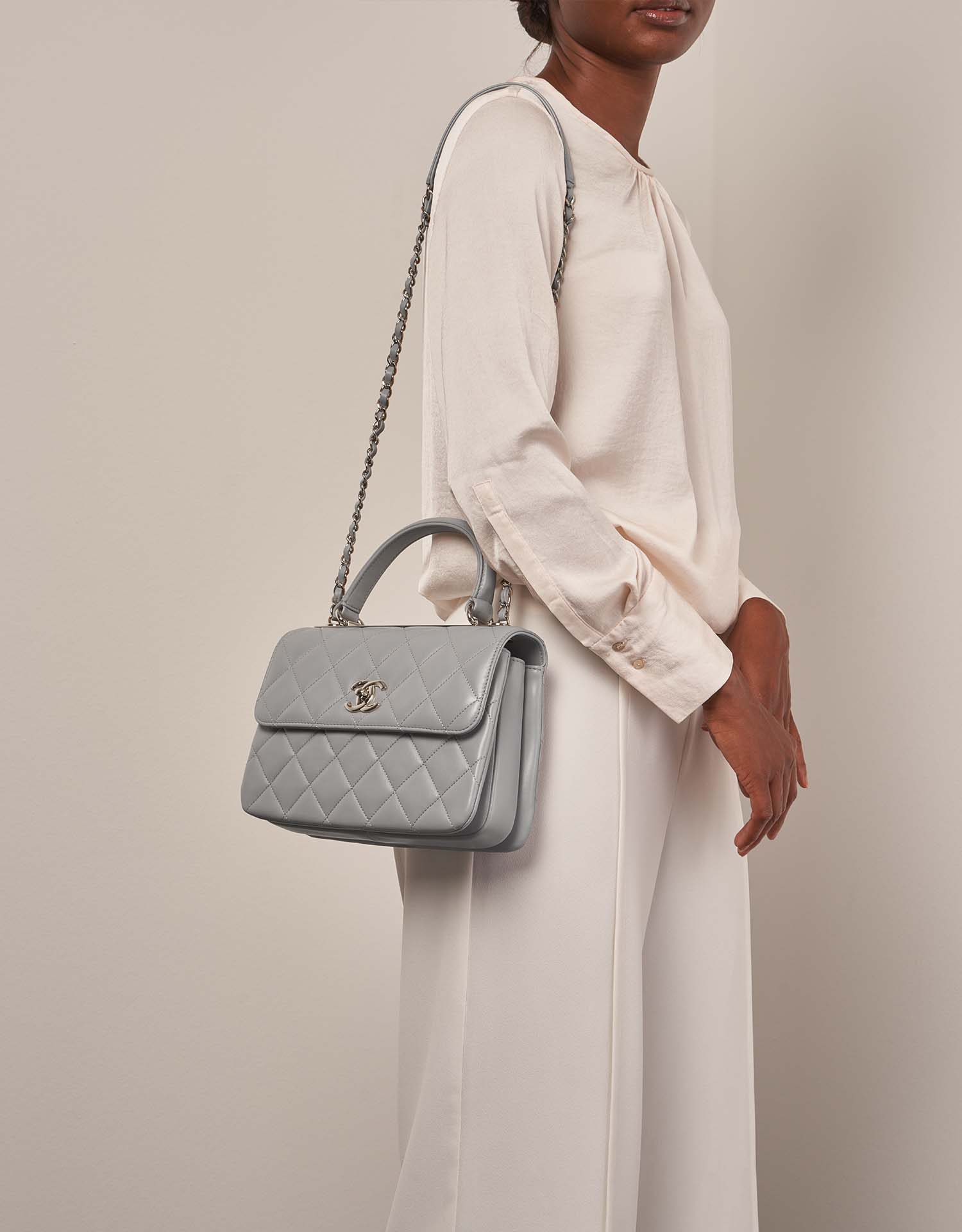 Chanel TrendyCC Medium LightGrey auf Model | Verkaufen Sie Ihre Designer-Tasche auf Saclab.com