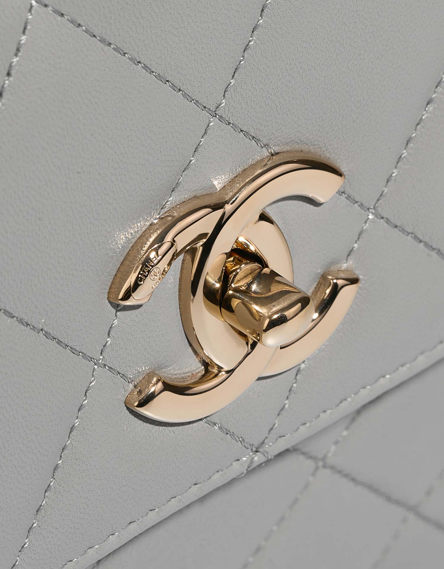 Chanel TrendyCC Medium LightGrey Closing System  | Sell your designer bag on Saclab.com