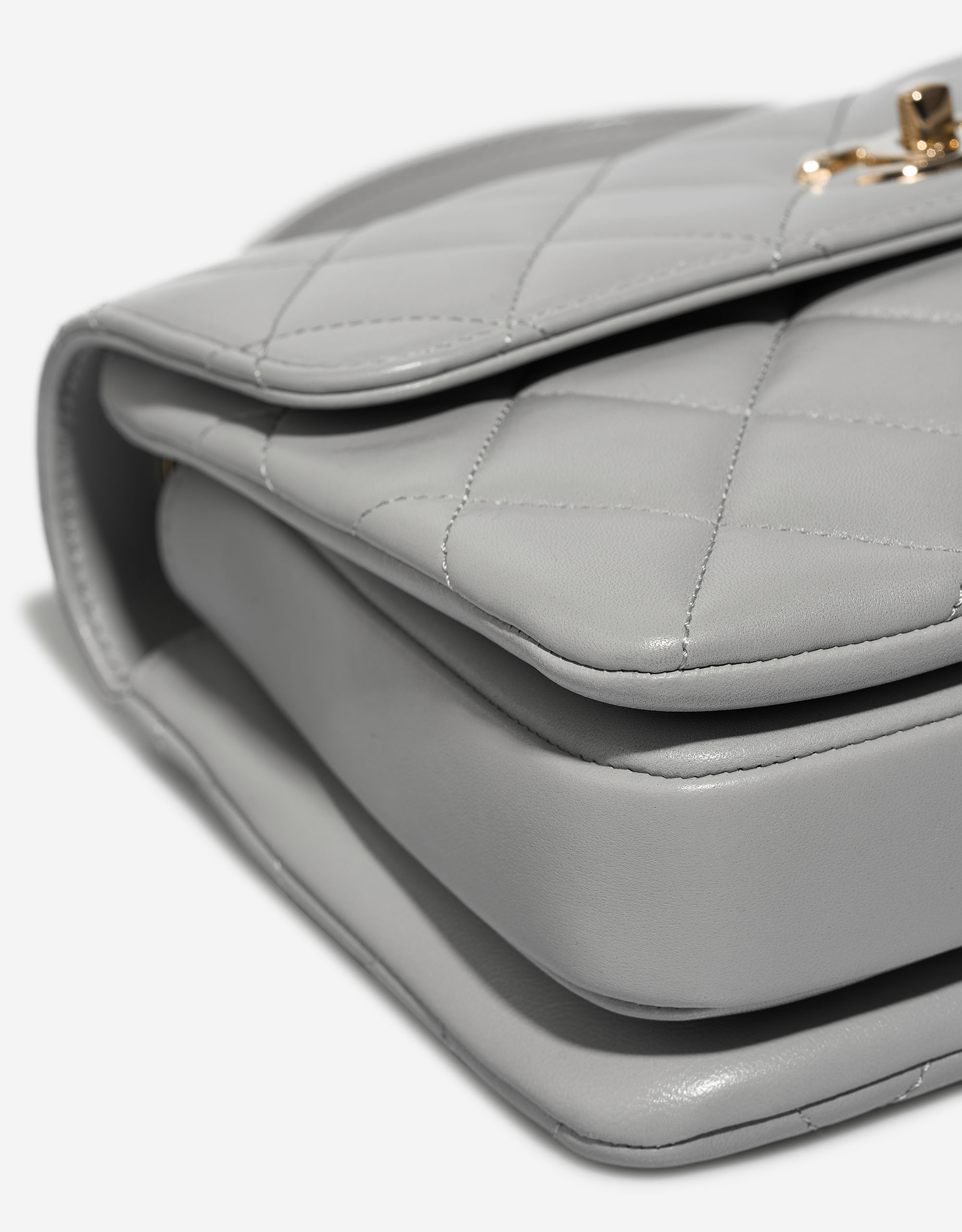 Chanel TrendyCC Medium LightGrey signs of wear | Sell your designer bag on Saclab.com