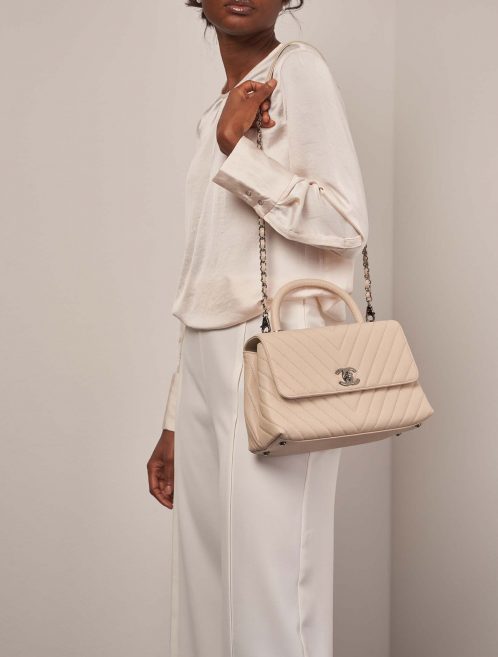 Chanel TimelessHandle Medium Beige on Model | Sell your designer bag on Saclab.com