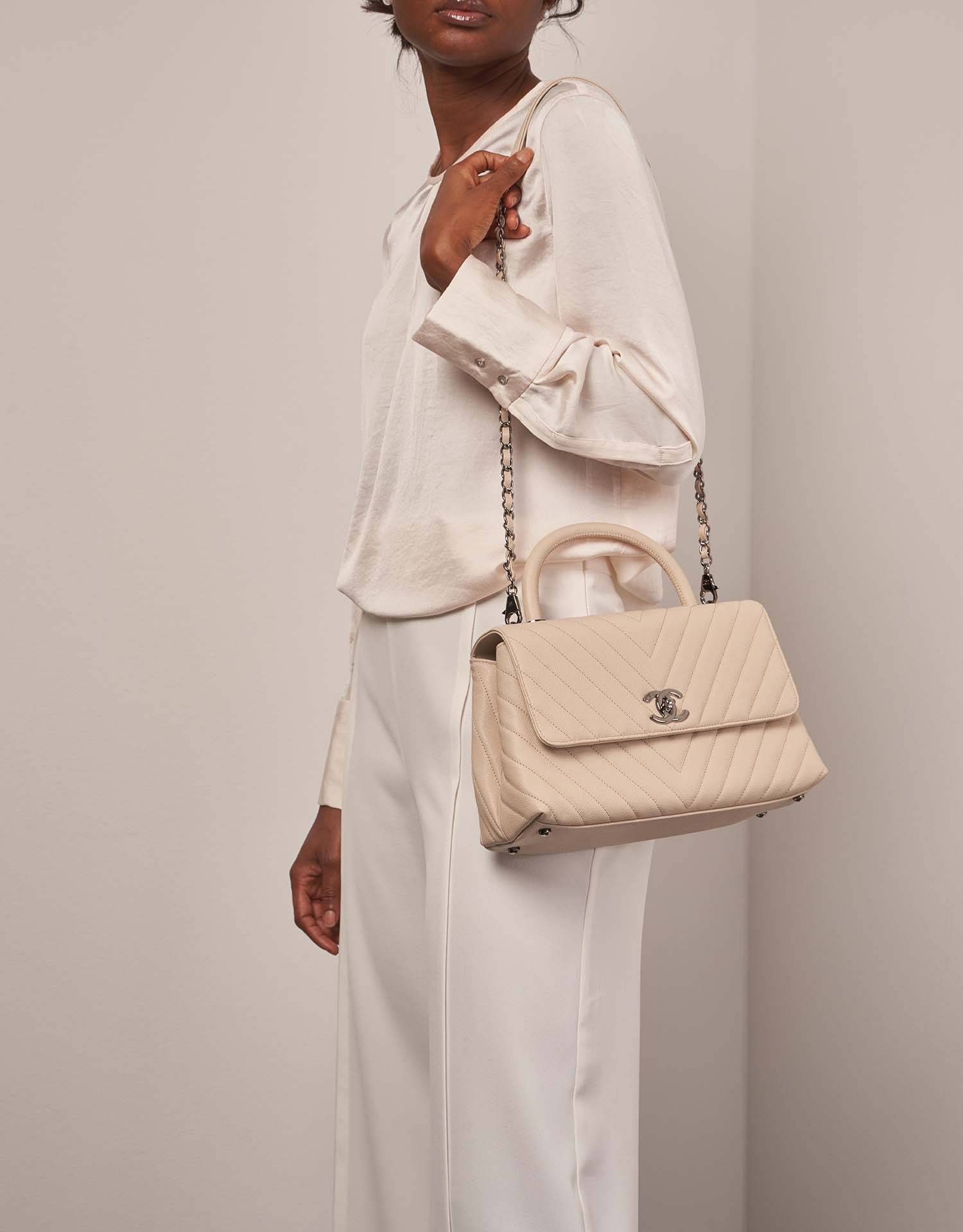 Chanel TimelessHandle Medium Beige on Model | Vendez votre sac de créateur sur Saclab.com