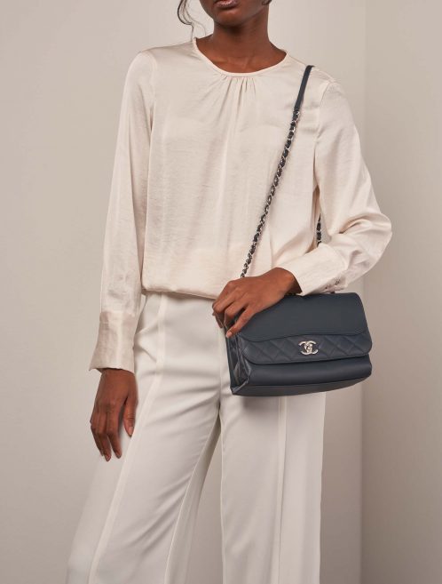 Chanel TimelessTramezzo Medium Navy auf Model | Verkaufen Sie Ihre Designer-Tasche auf Saclab.com