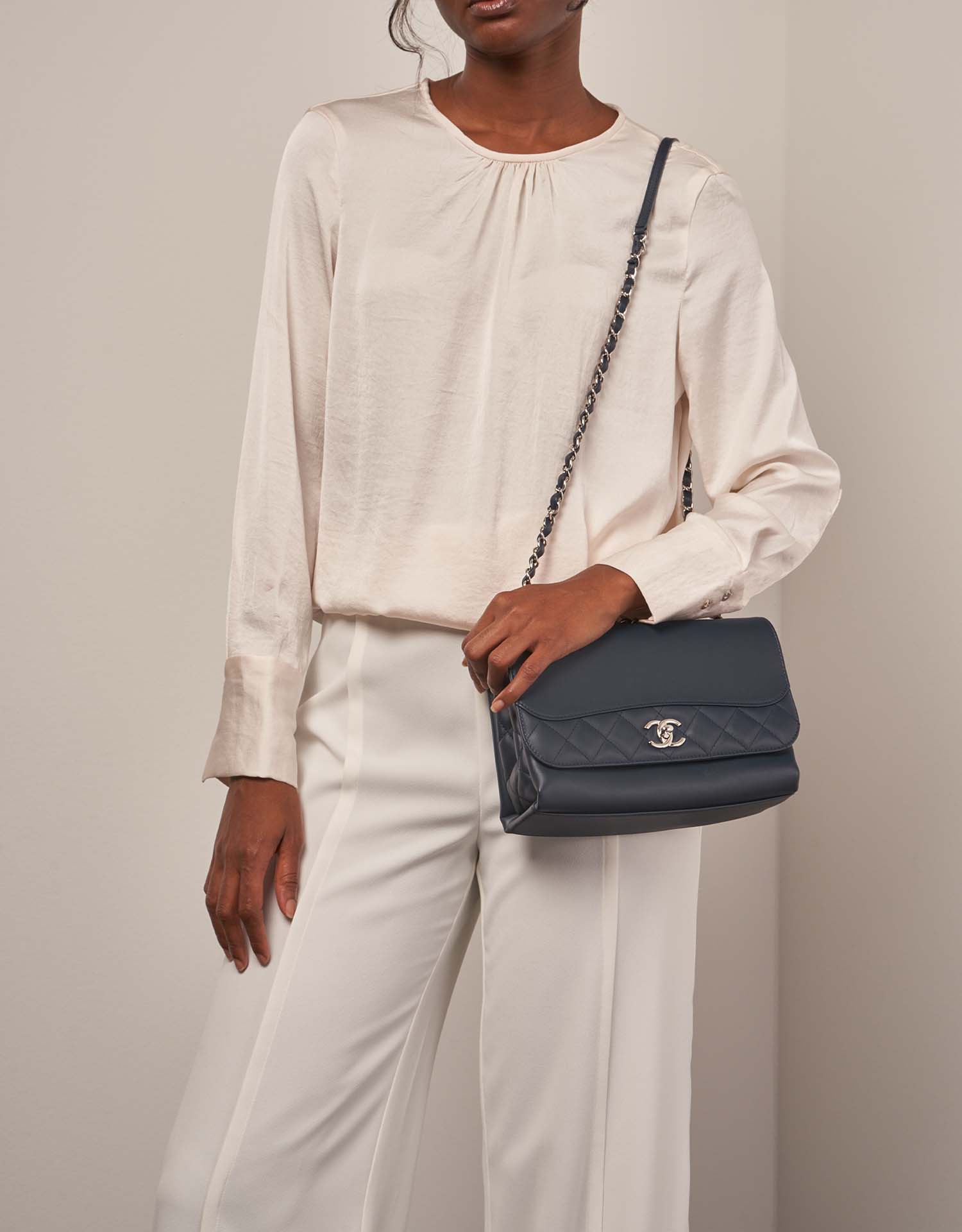 Chanel TimelessTramezzo Medium Navy auf Model | Verkaufen Sie Ihre Designer-Tasche auf Saclab.com