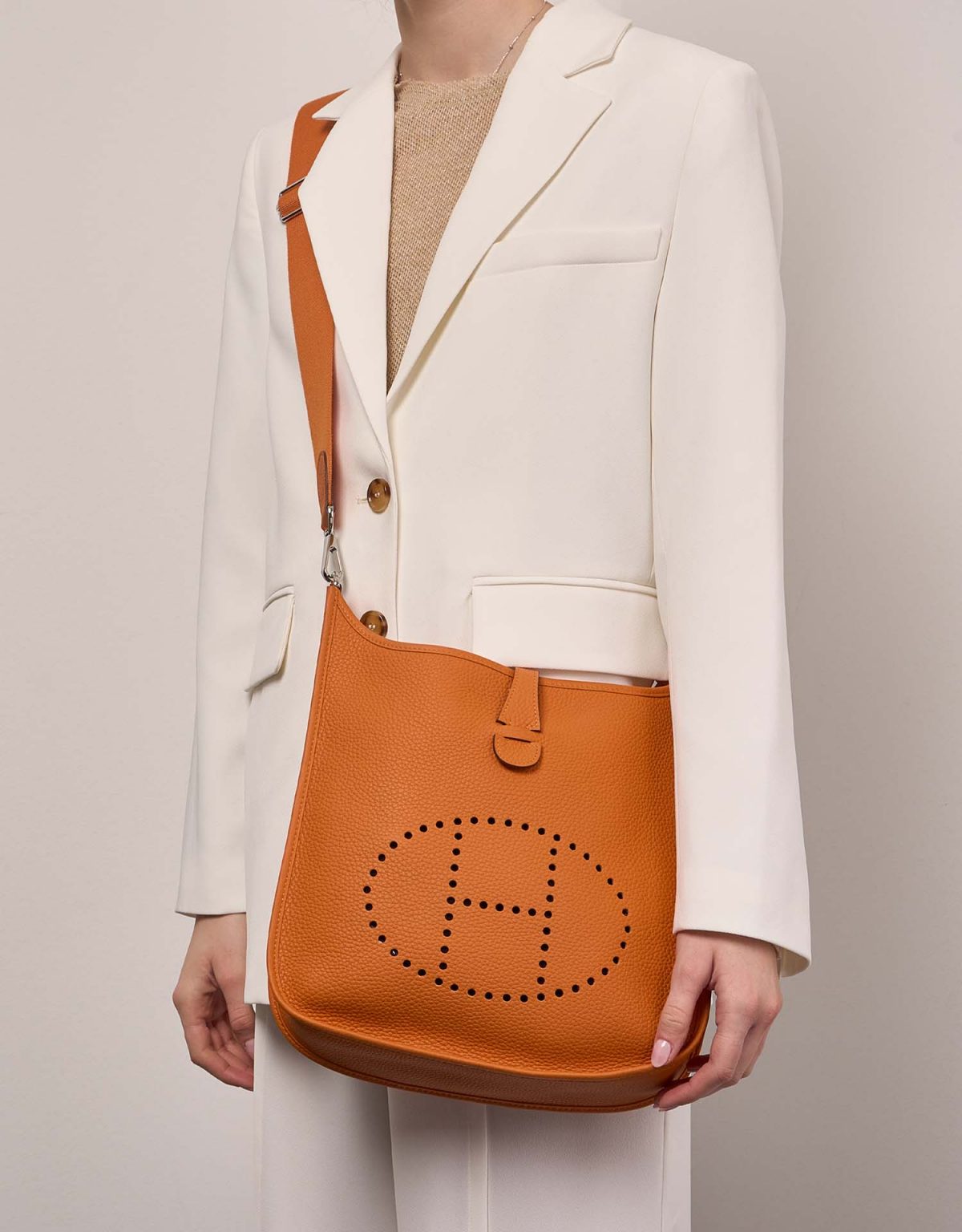 herm-s-evelyne-29-cl-mence-orange-sacl-b