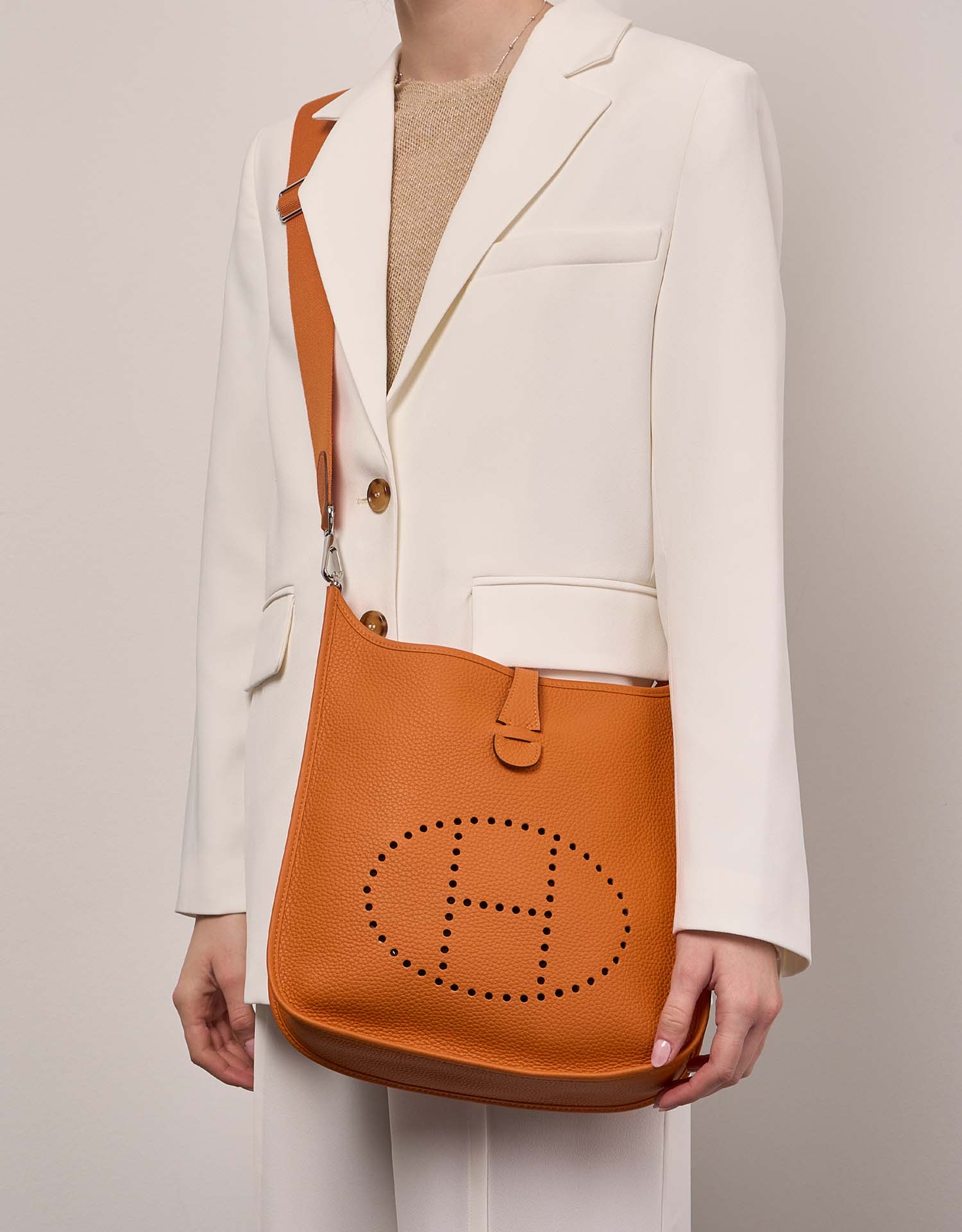 Hermès Evelyne 29 Orange on Model | Sell your designer bag on Saclab.com