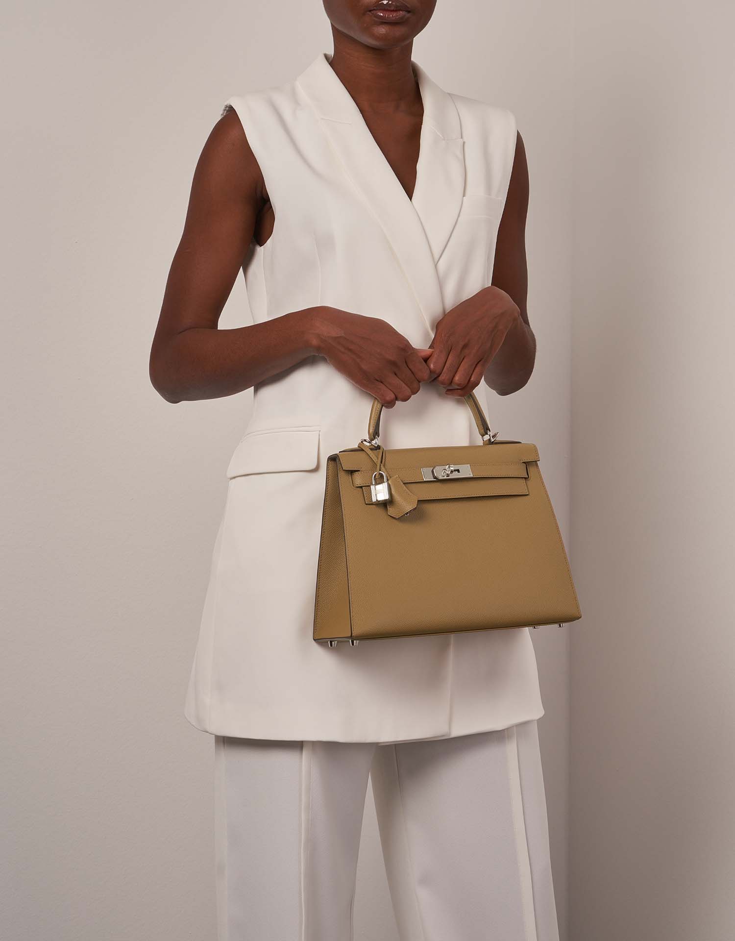 Hermès Kelly 28 Biscuit-MauveSylvestre on Model | Sell your designer bag on Saclab.com
