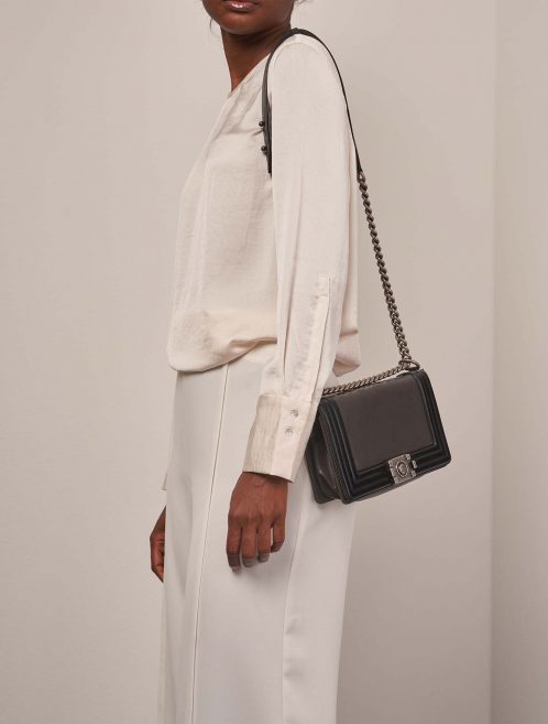 Chanel Boy OldMedium Schwarz-Grau auf Model | Verkaufen Sie Ihre Designer-Tasche auf Saclab.com