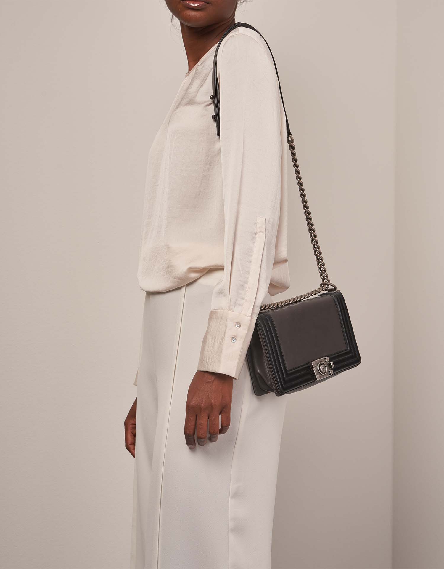 Chanel Boy OldMedium Schwarz-Grau auf Model | Verkaufen Sie Ihre Designer-Tasche auf Saclab.com