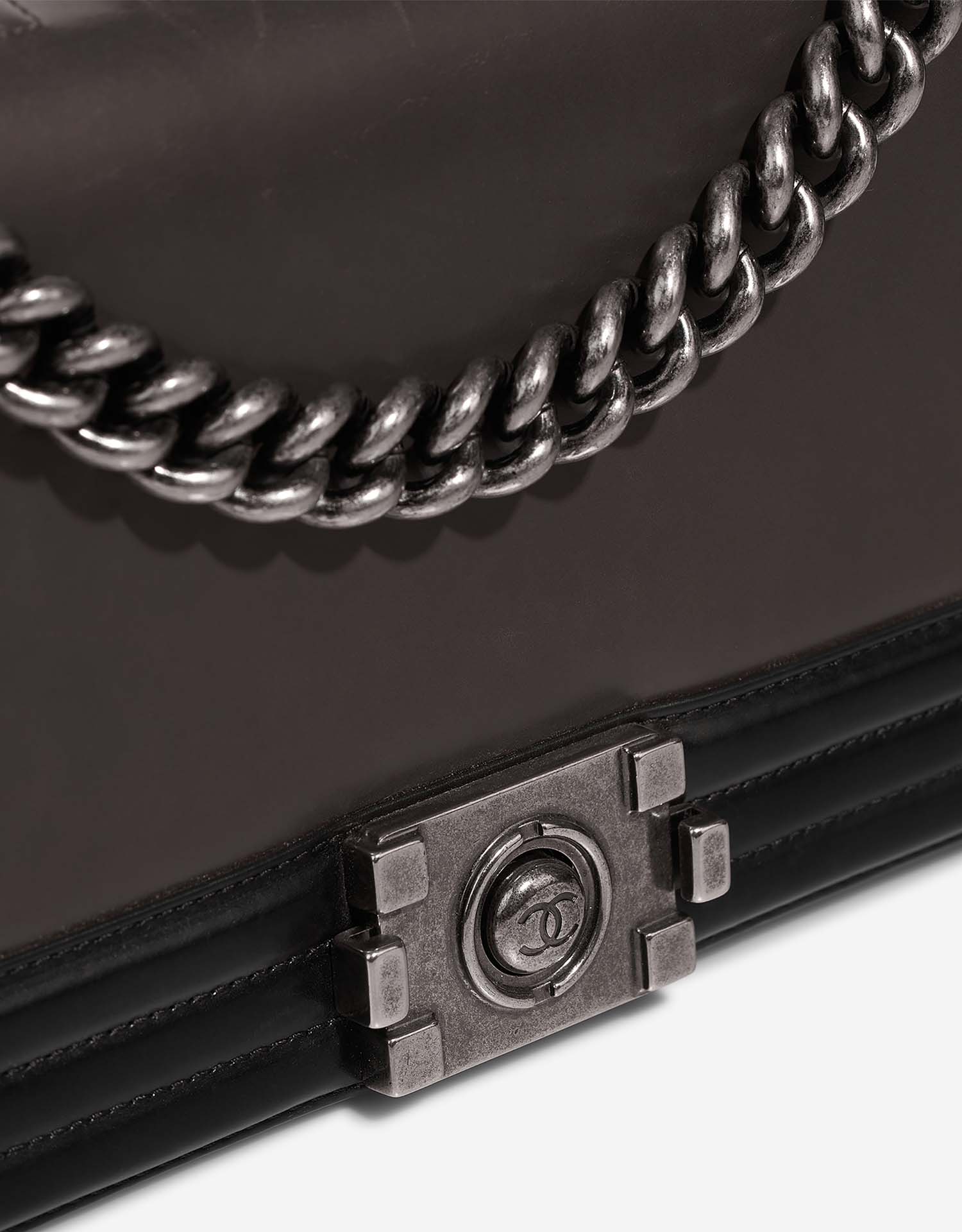 Chanel Boy OldMedium Schwarz-Grau Verschluss-System | Verkaufen Sie Ihre Designer-Tasche auf Saclab.com
