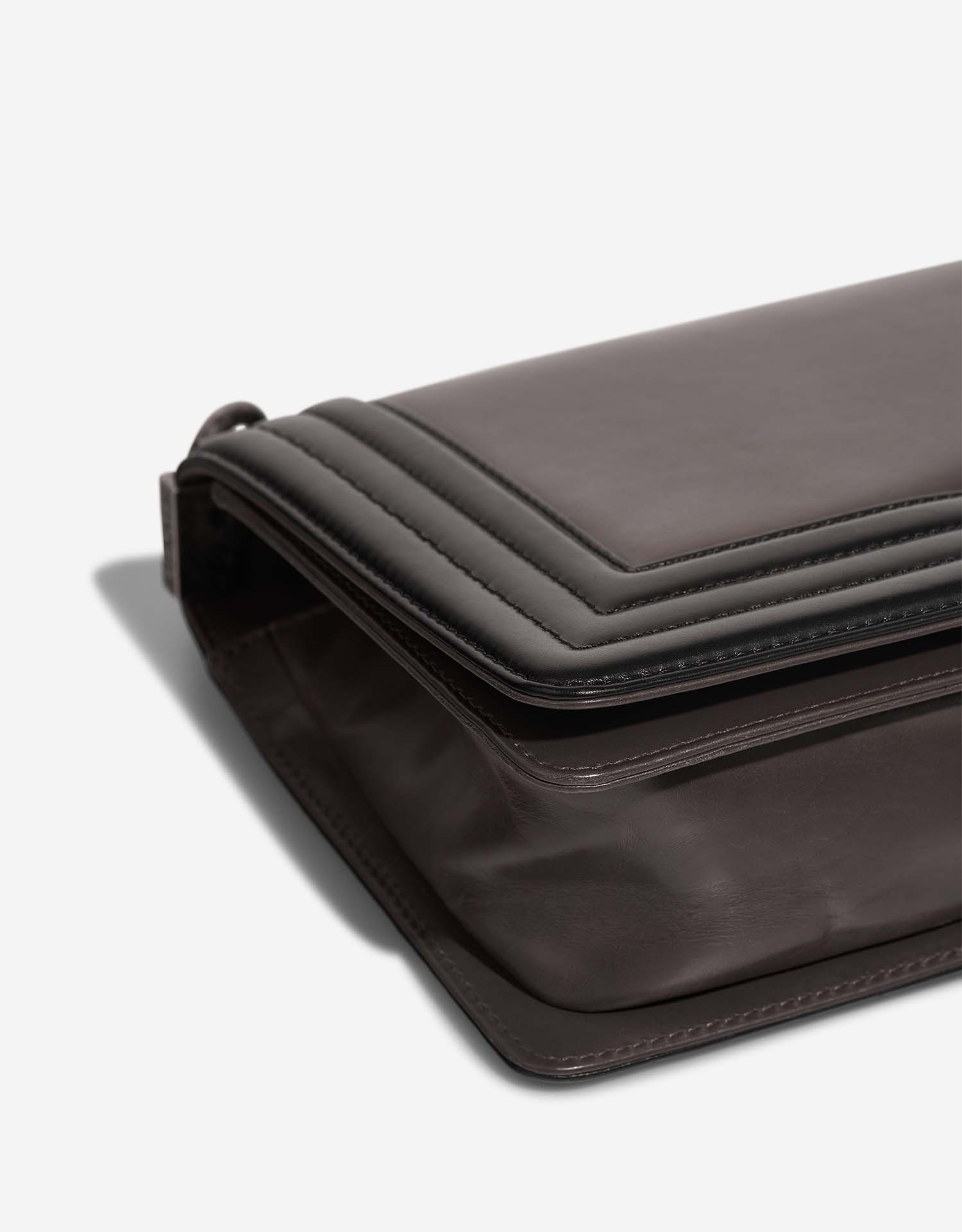 Chanel Boy OldMedium Black-Grey signs of wear| Sell your designer bag on Saclab.com