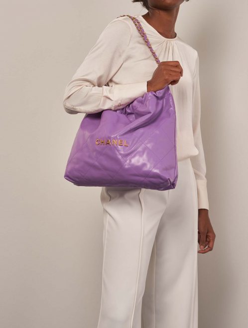 Chanel 22 Medium Liliac auf Model | Verkaufen Sie Ihre Designertasche auf Saclab.com