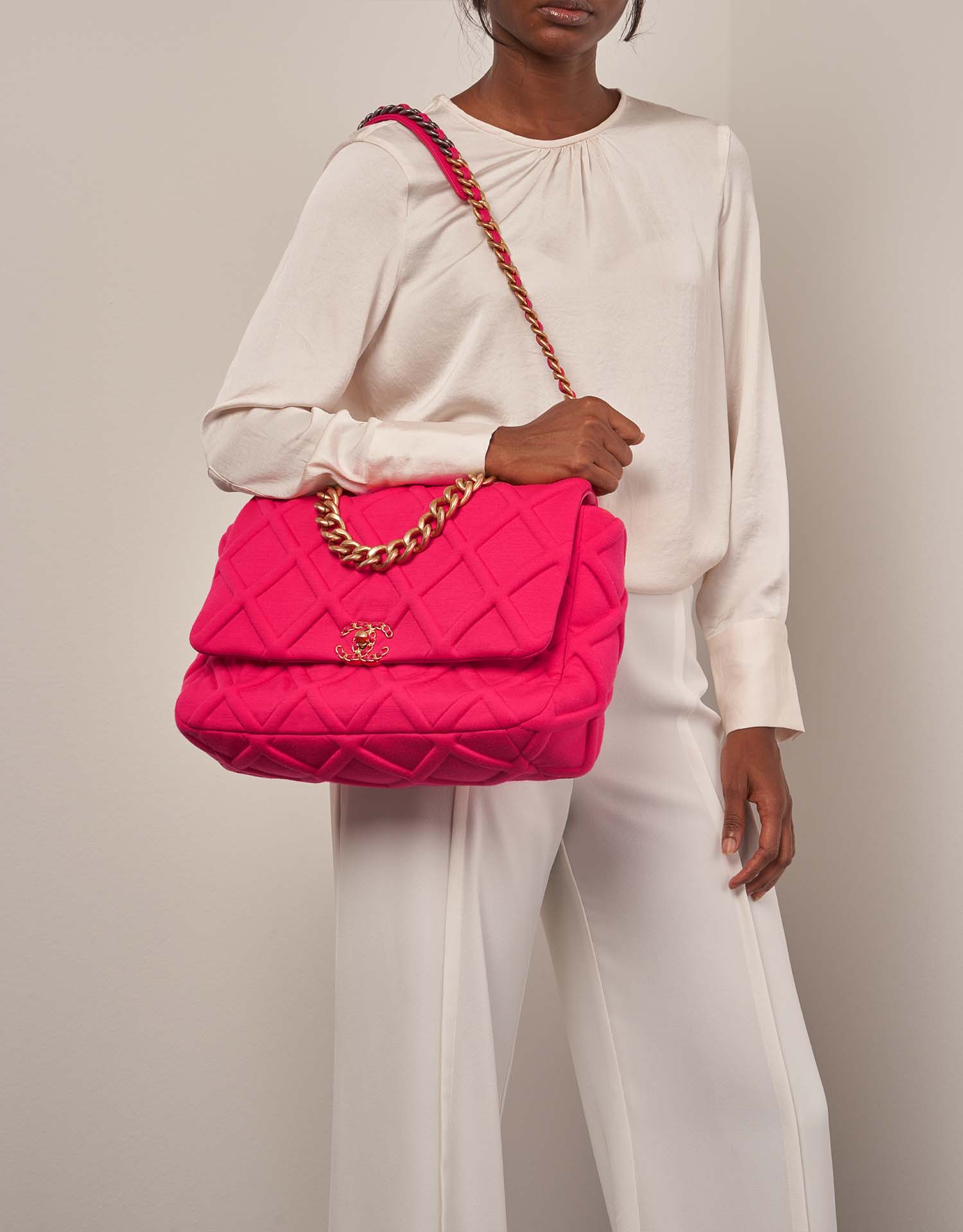 Chanel 19 MaxiFlapBag HotPink auf Model | Verkaufen Sie Ihre Designer-Tasche auf Saclab.com