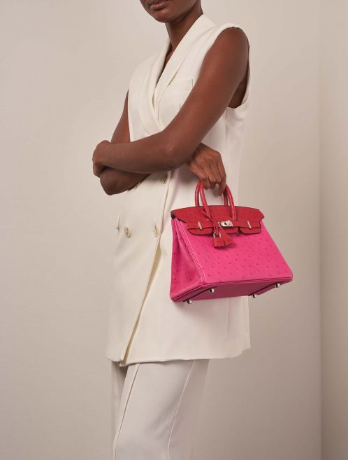 Hermès Birkin 25 RoseTyrien-RougeVif auf Model | Verkaufen Sie Ihre Designertasche auf Saclab.com