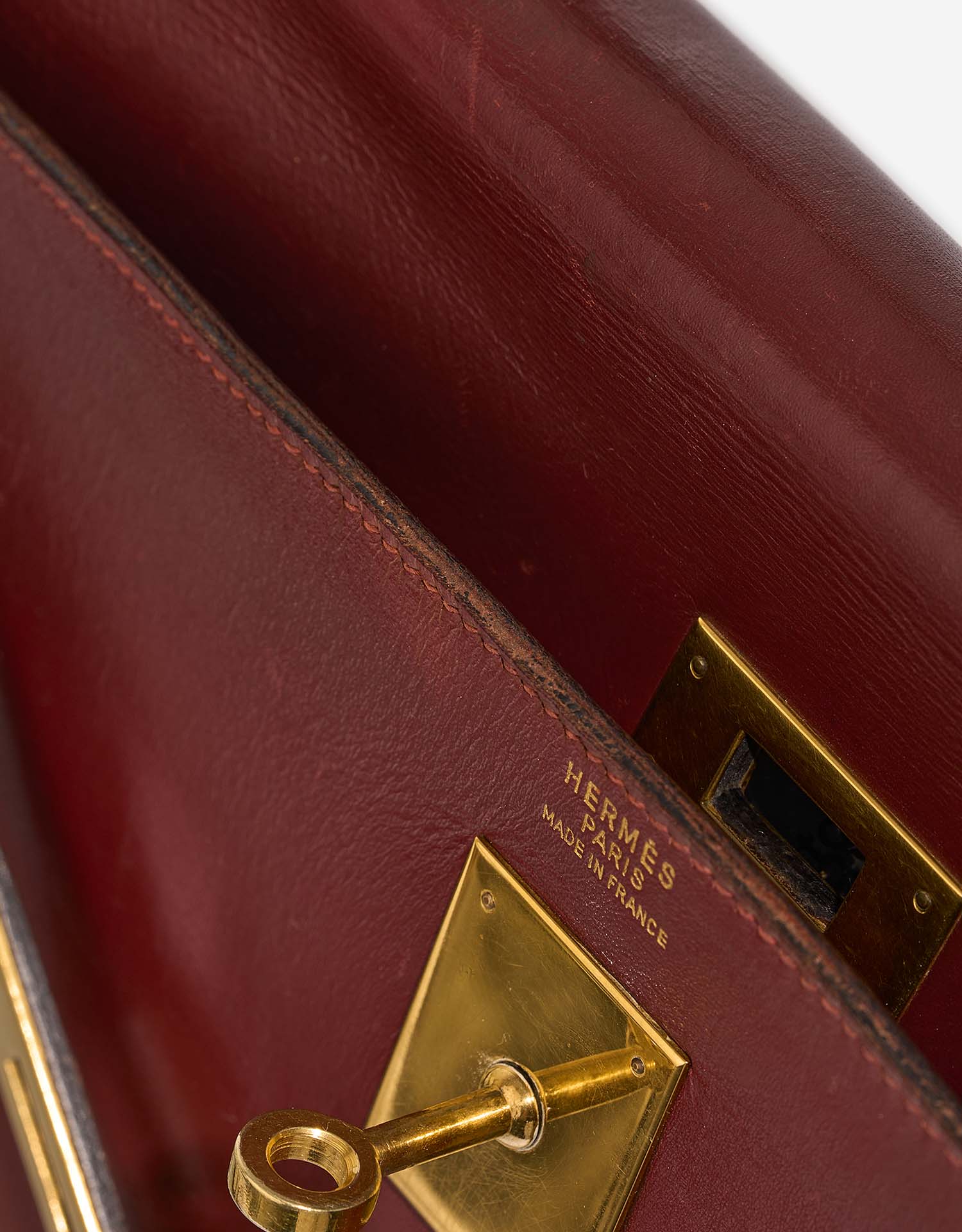 Hermès Kelly 32 RougeH signes d'usure 3 | Vendez votre sac de créateur sur Saclab.com
