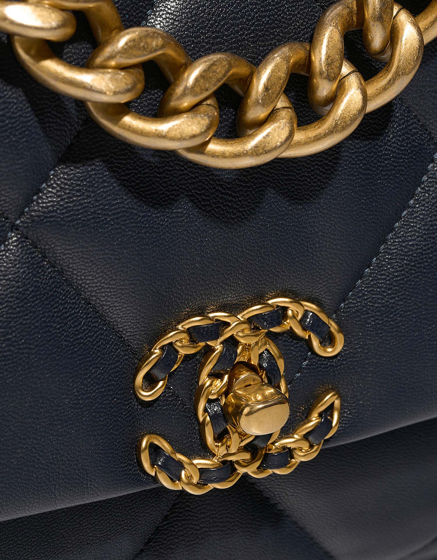 Chanel 19 Large Navy Verschluss-System | Verkaufen Sie Ihre Designer-Tasche auf Saclab.com