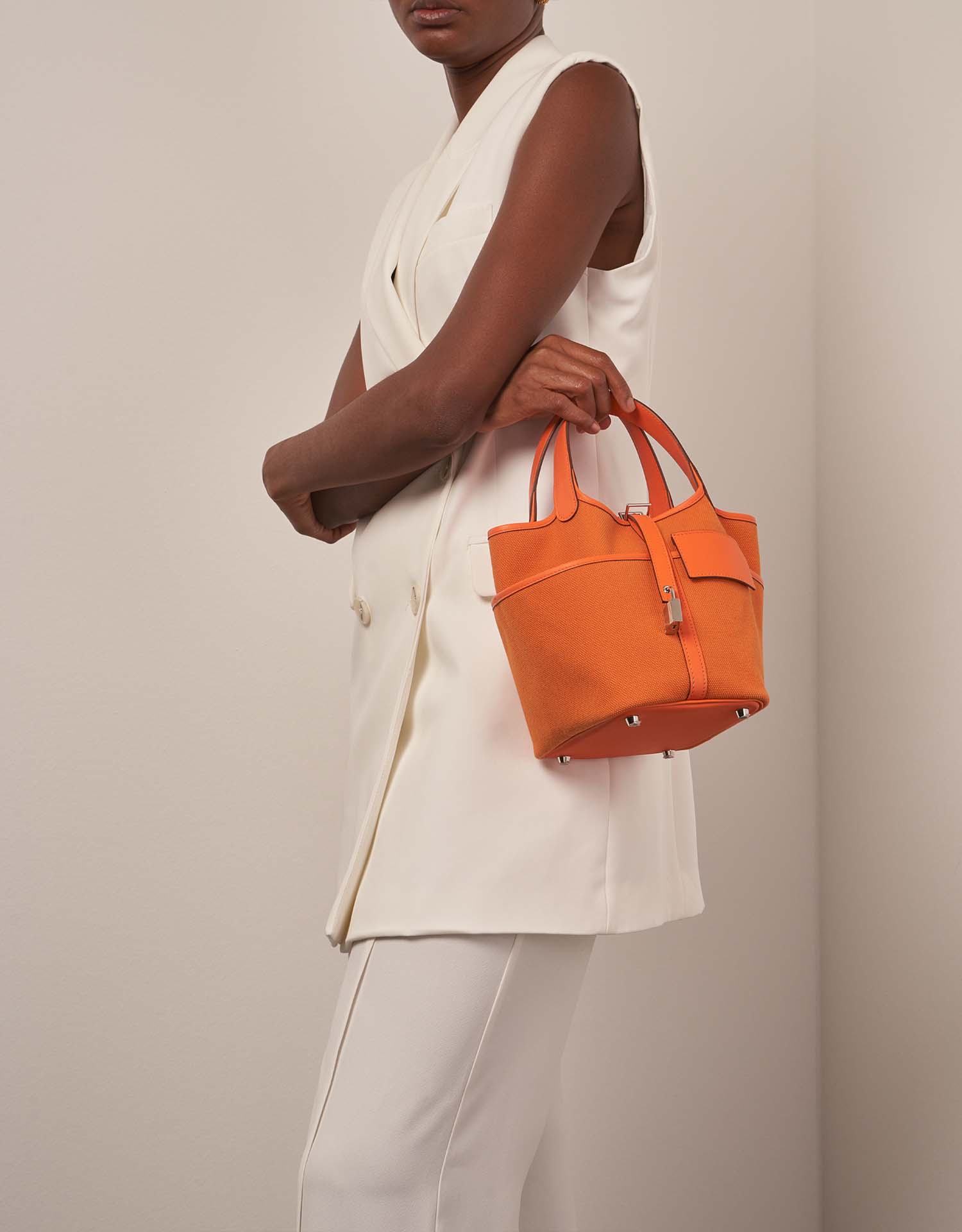 Hermès Picotin 18 OrangeMinium on Model | Sell your designer bag on Saclab.com
