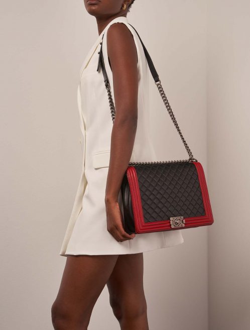 Chanel Boy Large Schwarz-Rot auf Model | Verkaufen Sie Ihre Designer-Tasche auf Saclab.com