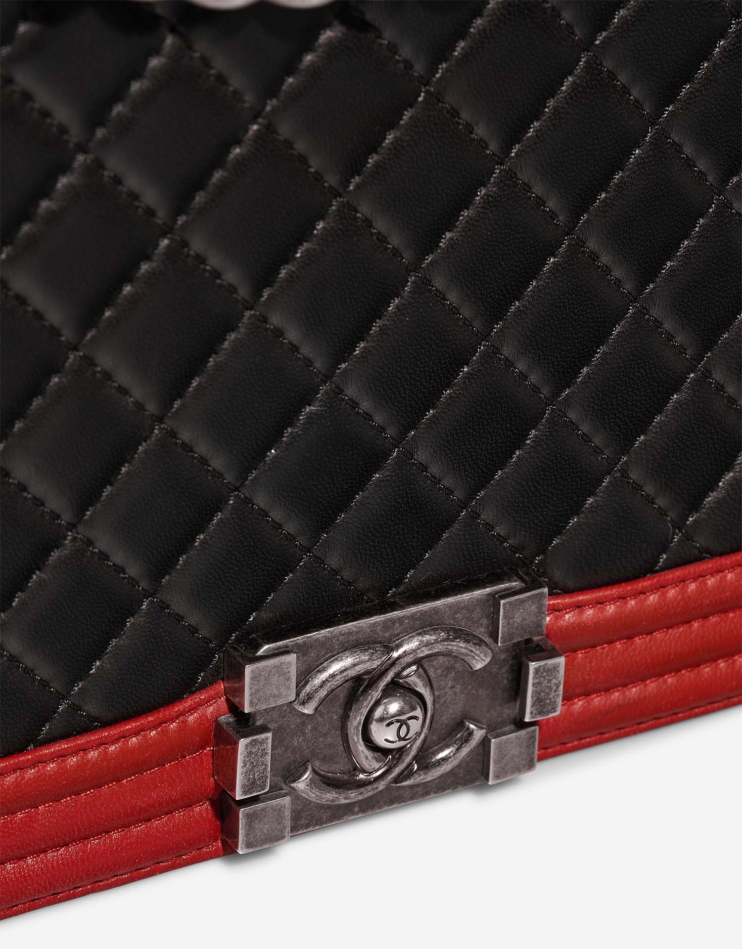 Chanel Boy Large Schwarz-Rot Verschluss-System | Verkaufen Sie Ihre Designer-Tasche auf Saclab.com
