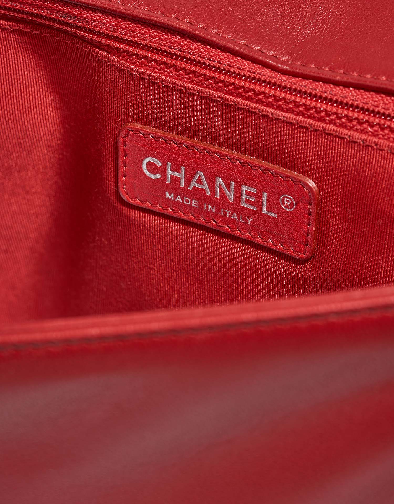 Chanel Boy Large Schwarz-Rot Logo | Verkaufen Sie Ihre Designer-Tasche auf Saclab.com