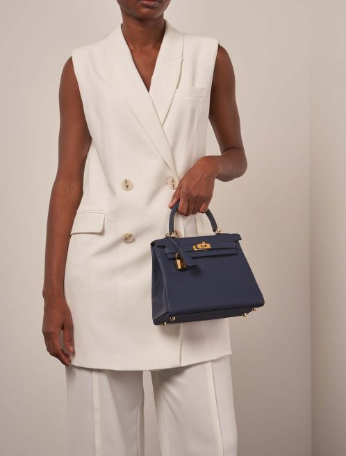 Hermès Kelly 25 BlueSaphir on Model | Sell your designer bag on Saclab.com