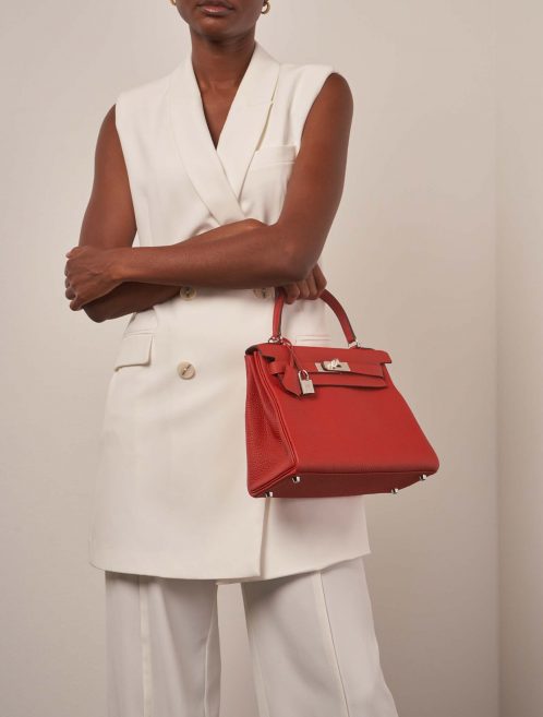 Hermès Kelly 28 RougeVermillon on Model | Sell your designer bag on Saclab.com