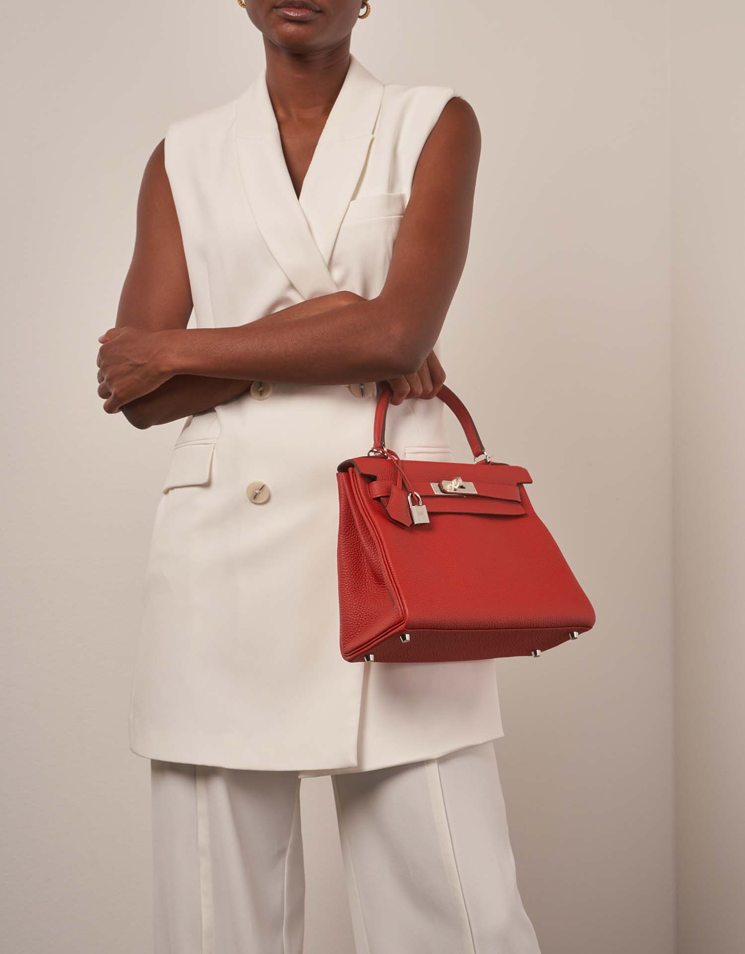 Hermès Kelly 28 RougeVermillon on Model | Sell your designer bag on Saclab.com