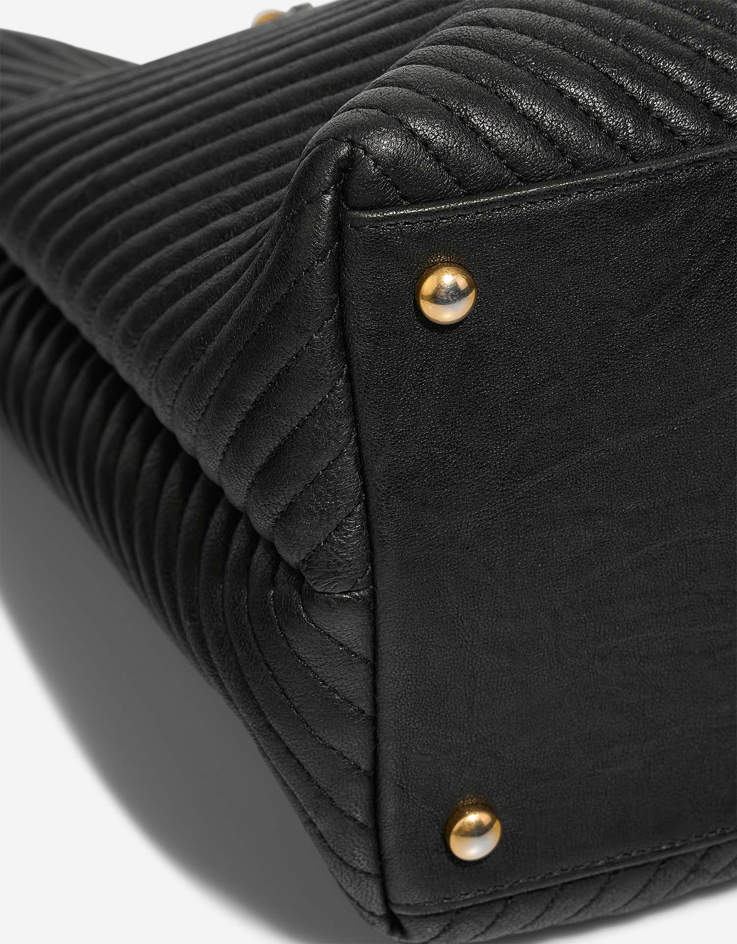 Chanel GST Large Black signs of wear| Sell your designer bag on Saclab.com