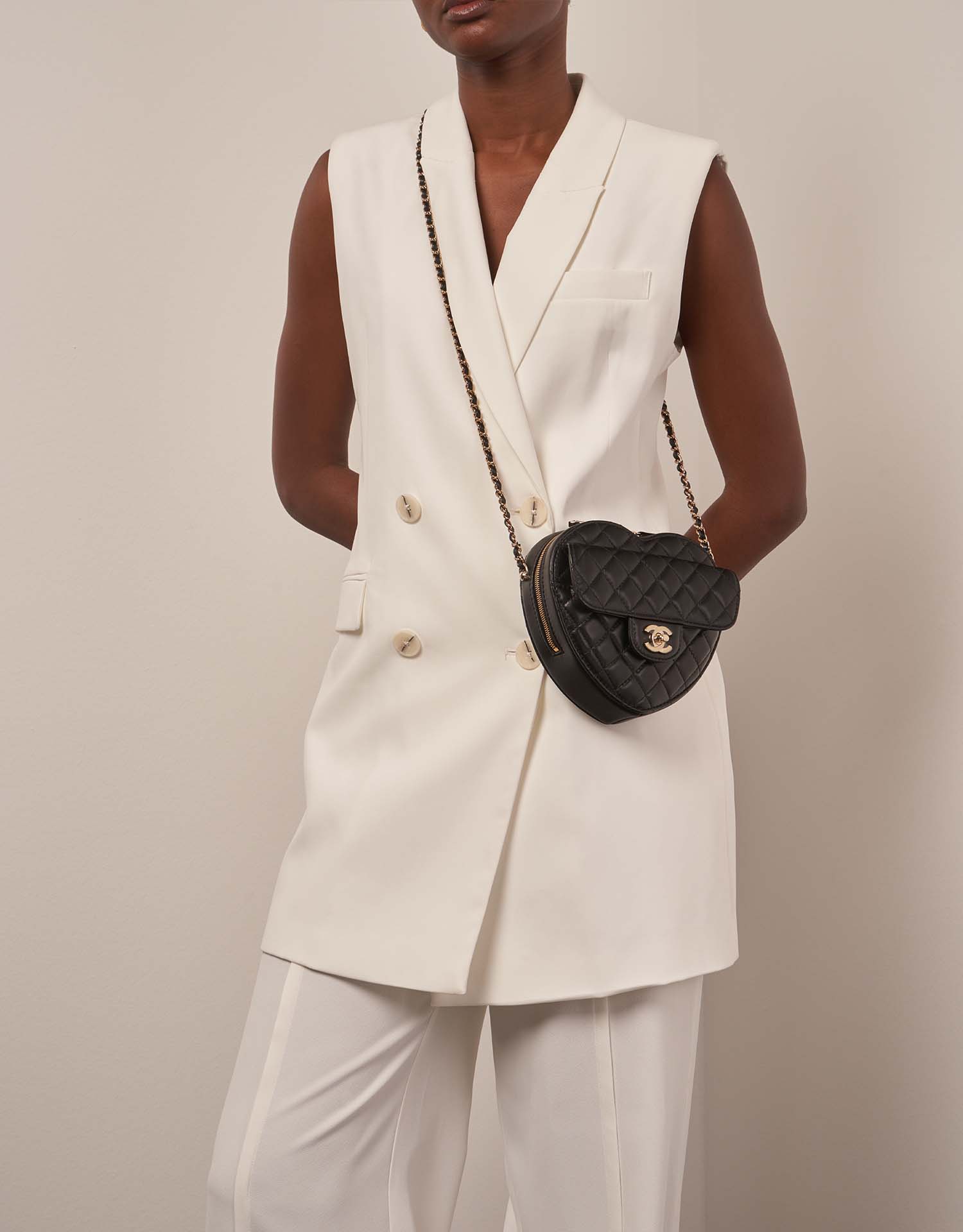 Chanel TimelessHeart Medium Schwarz auf Model | Verkaufen Sie Ihre Designer-Tasche auf Saclab.com