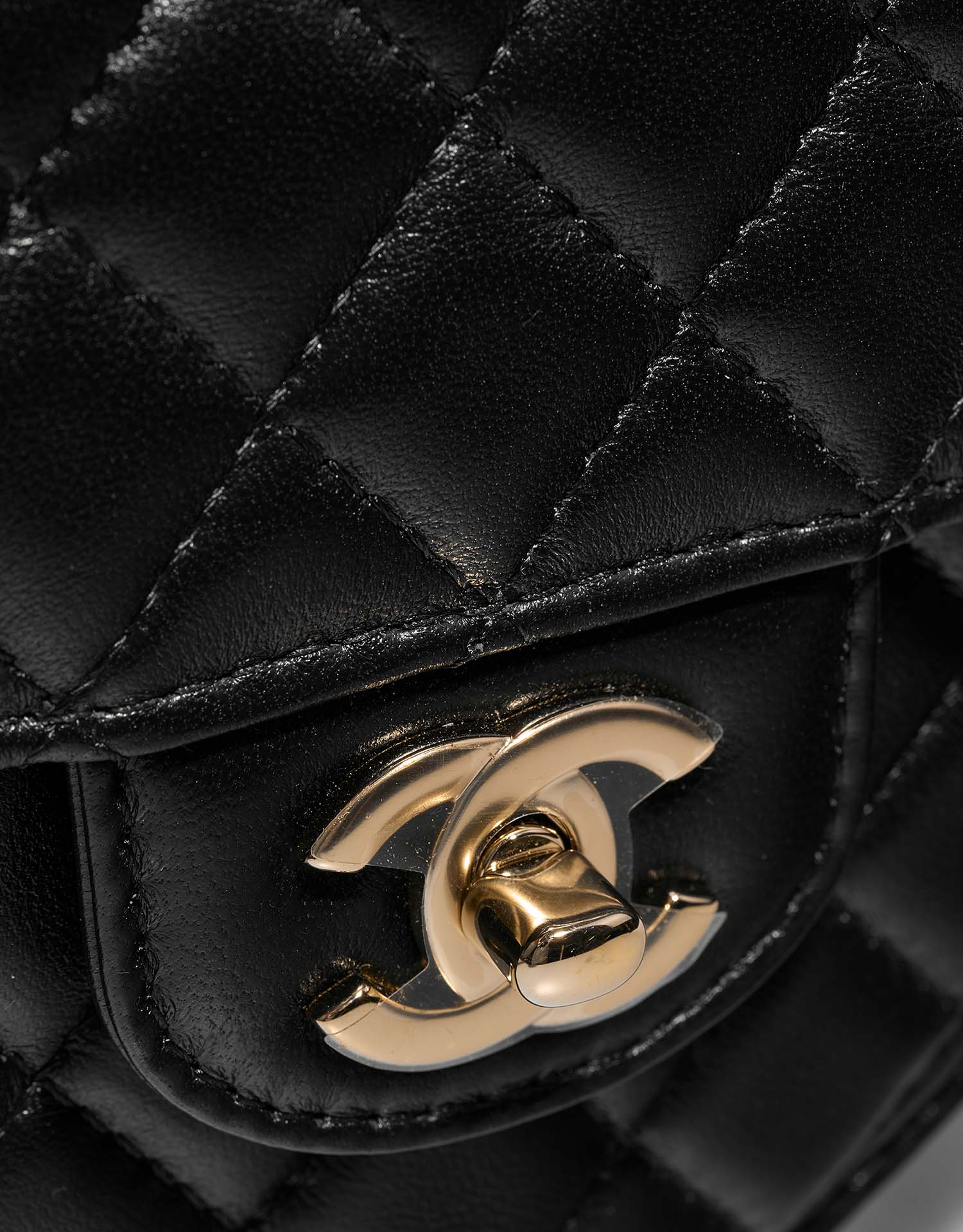 Chanel TimelessHeart Medium Black Closing System  | Sell your designer bag on Saclab.com