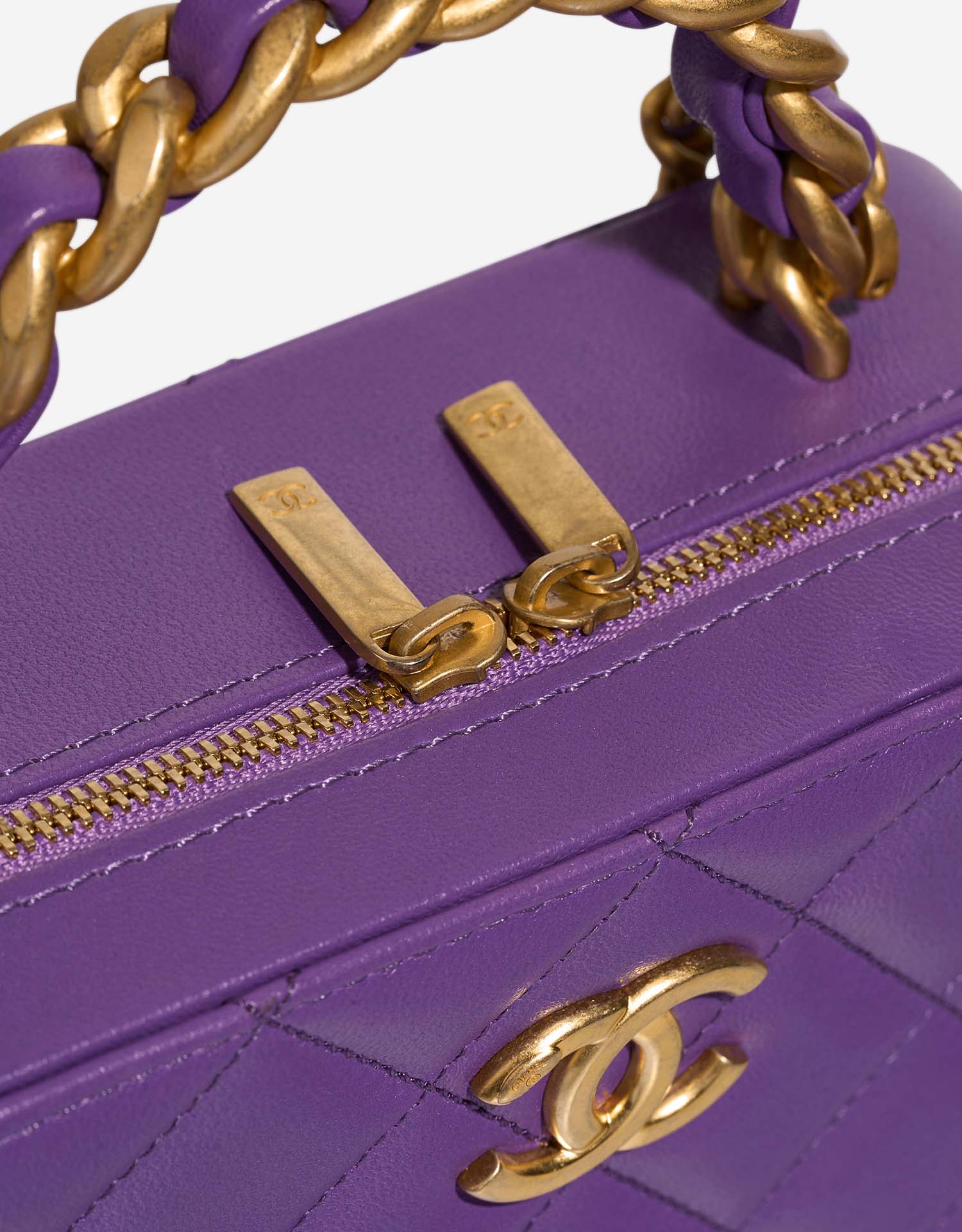 Chanel Vanity Small Violet Closing System  | Sell your designer bag on Saclab.com