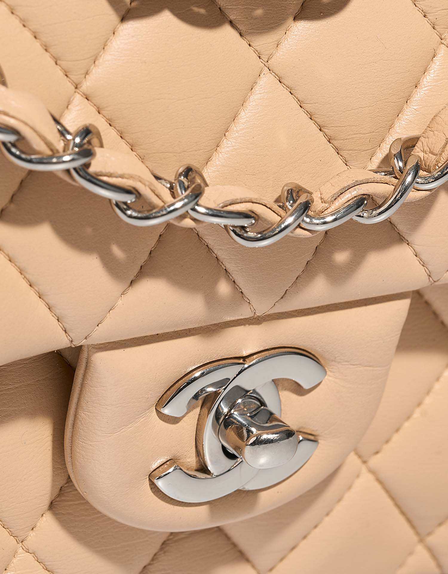 Chanel Timeless Medium Beige Closing System  | Sell your designer bag on Saclab.com