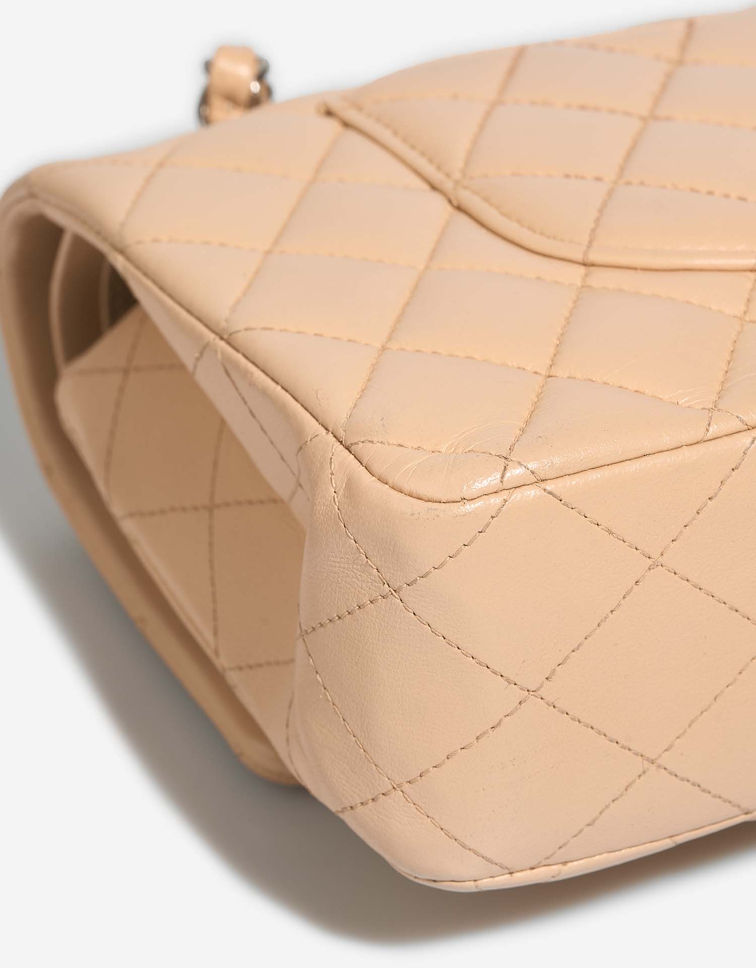 Chanel Timeless Medium Beige signs of wear 3 | Sell your designer bag on Saclab.com